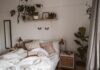 Moderne soveværelse med planter på væggene