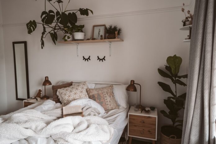 Moderne soveværelse med planter på væggene